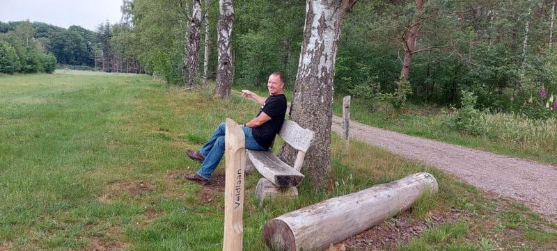 Man op natuurbegraafplaats Heidepol