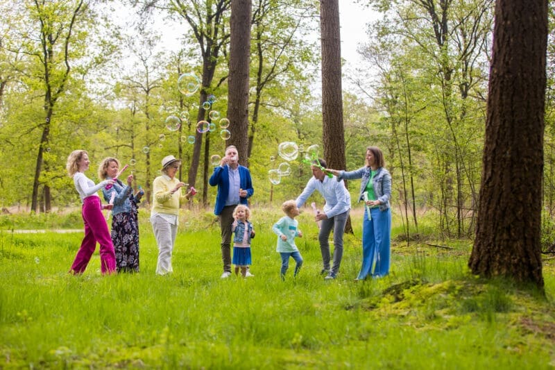 Familie blaast bellen midden in de natuur